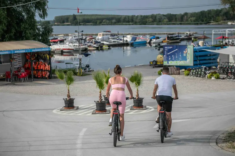 Kerékpáros megálló az Abádi Kikötőben