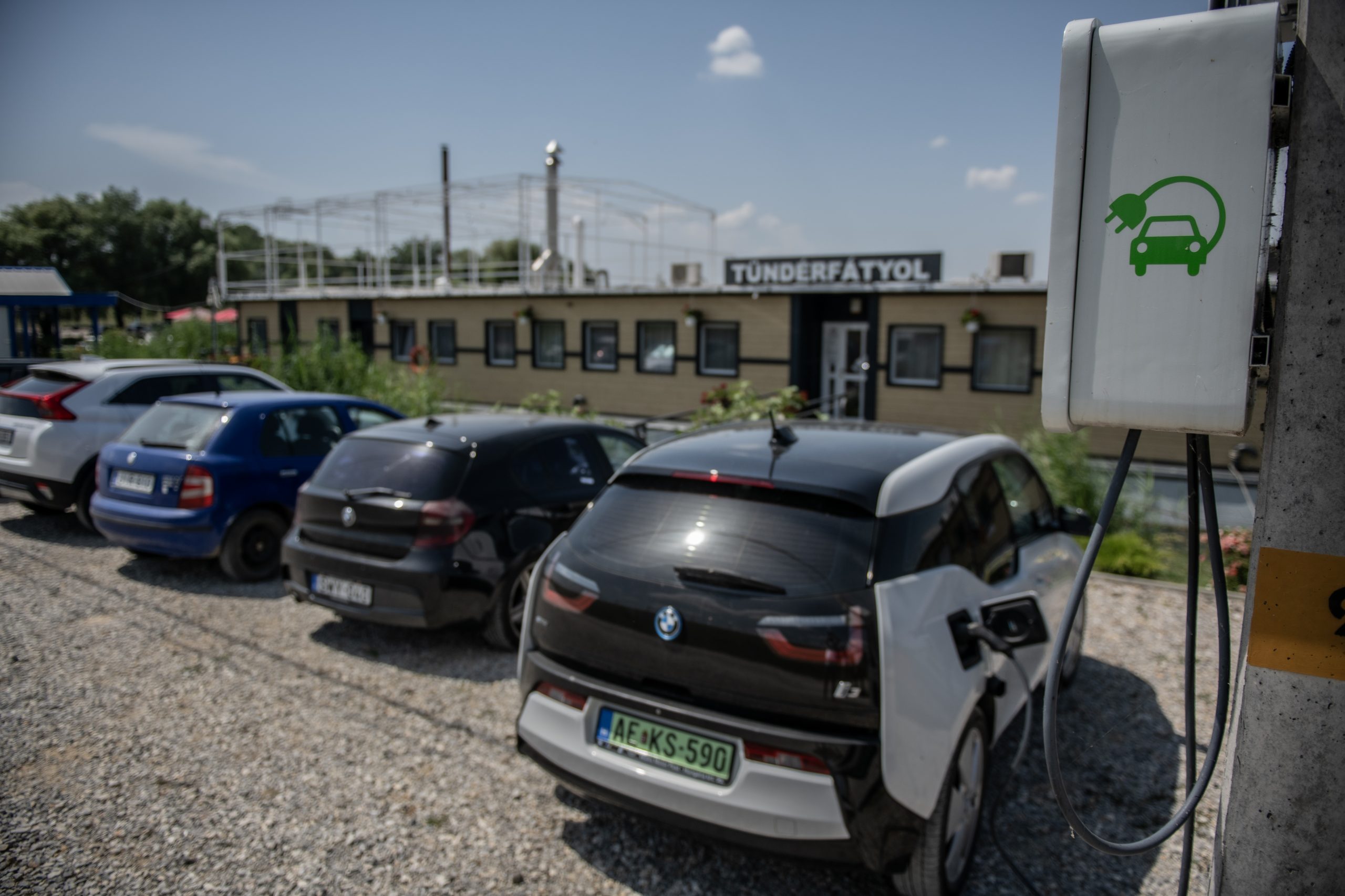 Elektromos autótöltő a Tündérfátyolban, Abádi kikötő