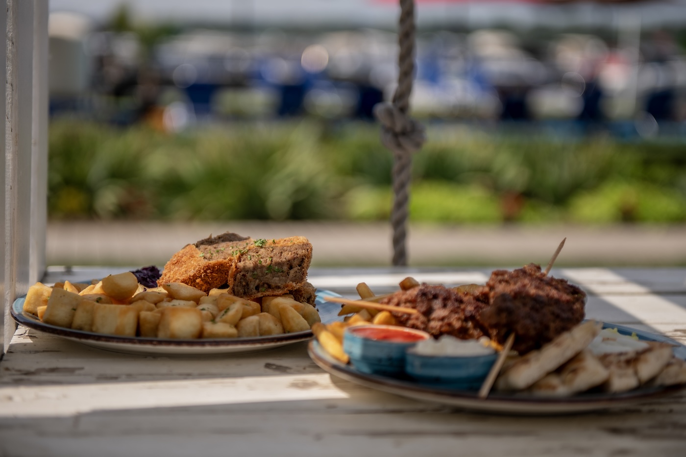 Étkezés az Abádi Kikötőben