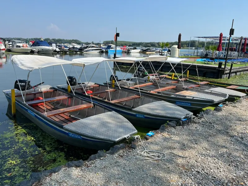 Csónakbérlés a Tisza-tónál – motoros csónakjaink, bérelhetőek vezetői engedély nélkül