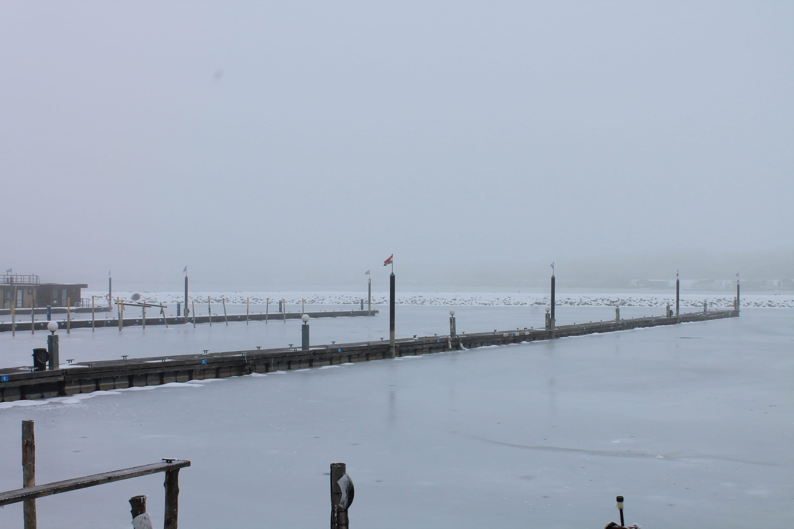 Abádi Kikötő téli vízszintél és befagyott vízzel