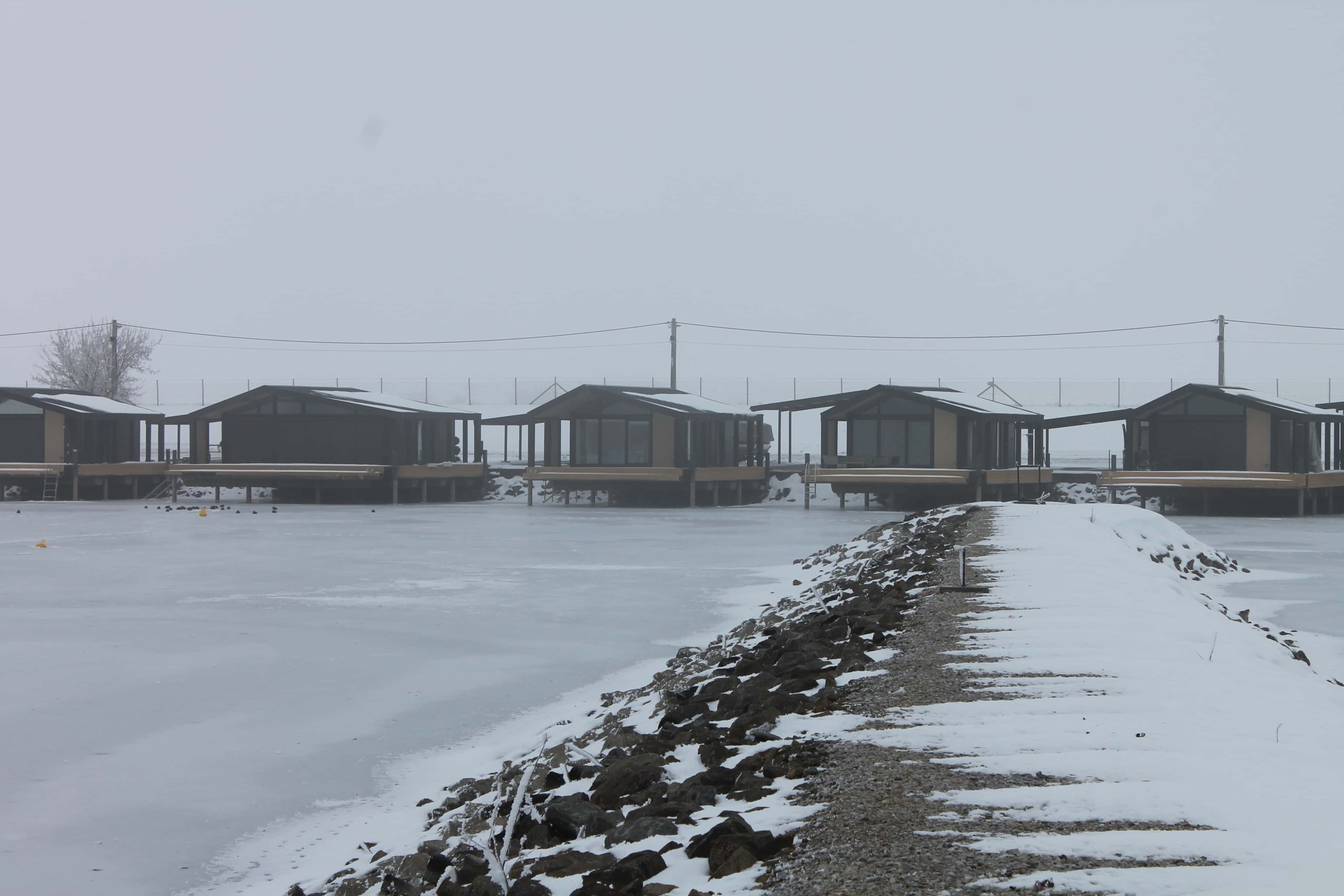 Abádi Kikötő kőgát és úszóházak